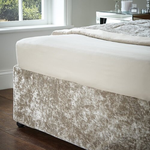 Catherine Lansfield Bež navlaka za okvir kreveta s gumom od samta 137x198 cm Crushed Velvet &amp;ndash; Slike