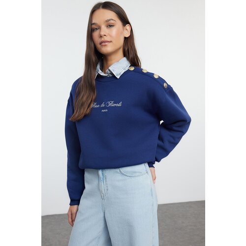 Trendyol Navy Blue Slogan Embroidered Button Detailed Regular Fit Thick Inside Fleece Knitted Sweatshirt Slike