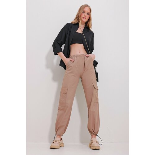 Trend Alaçatı Stili Women's Light Beige Cargo Pocket Elastic Waist Jogging Trousers Slike
