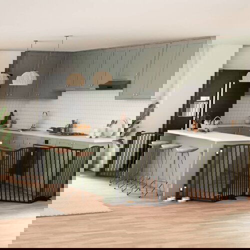 vidaXL Ograda za pse z vrati zložljiva 8 panelov črna 640 cm les Cene