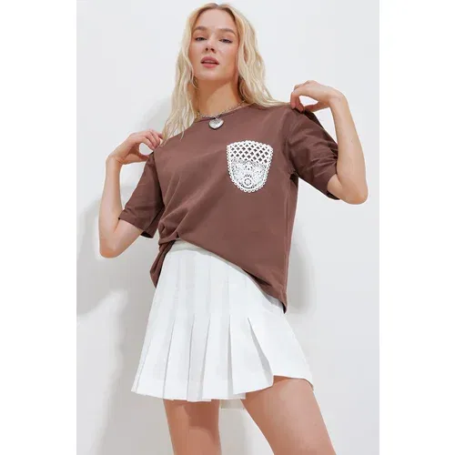 Trend Alaçatı Stili Women's Brown Crew Neck Guipure Pocket T-Shirt