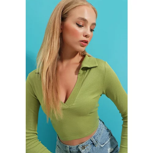 Trend Alaçatı Stili Women's Pistachio Green Polo Neck Corduroy Soft Textured Crop Blouse