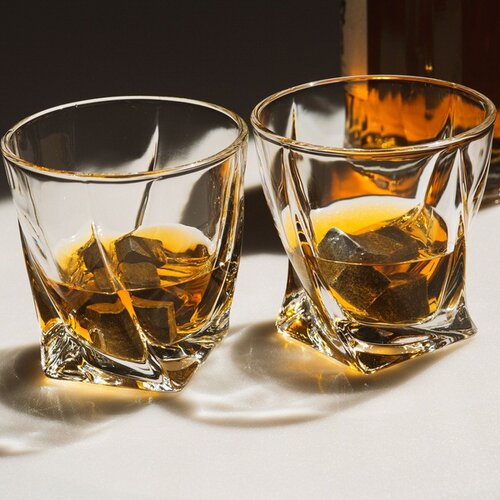 Sada 2 skr&uacute;ten&yacute;ch poh&aacute;rov na whisky s chladiacimi kamenn&yacute;mi kockami Cijene