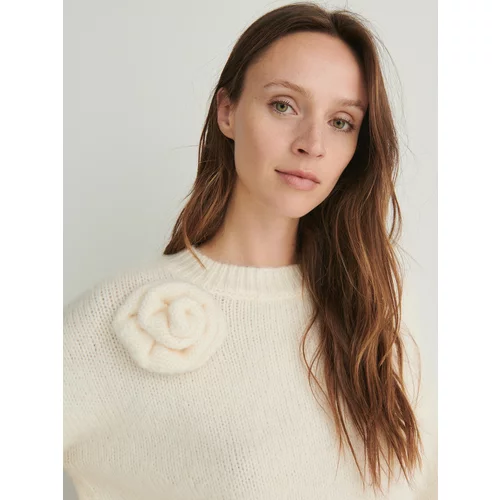 Reserved - Džemper s detaljem u obliku ruže - boja kože