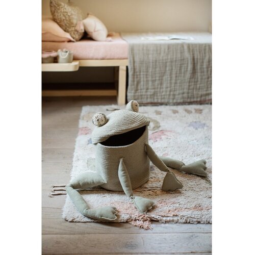 Lorena Canals Svetlo zelena tekstilna otro&amp;scaron;ka &amp;scaron;katla za shranjevanje &amp;oslash; 23x35 cm Fred the Frog &amp;ndash; Slike
