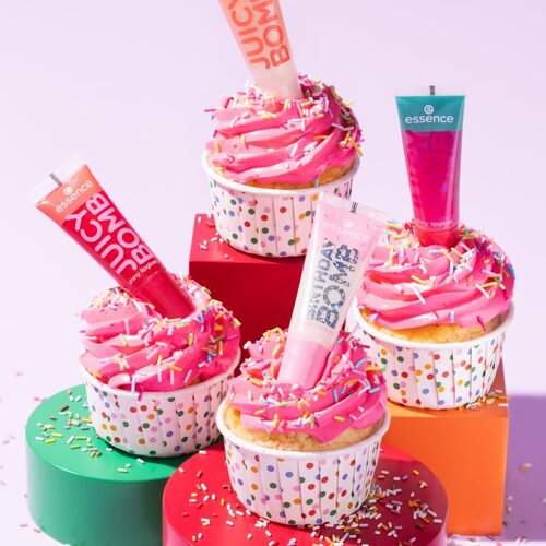 Essence Birthday Bomb Shiny Lip Gloss - 01 Cake My Day Bijela Slike