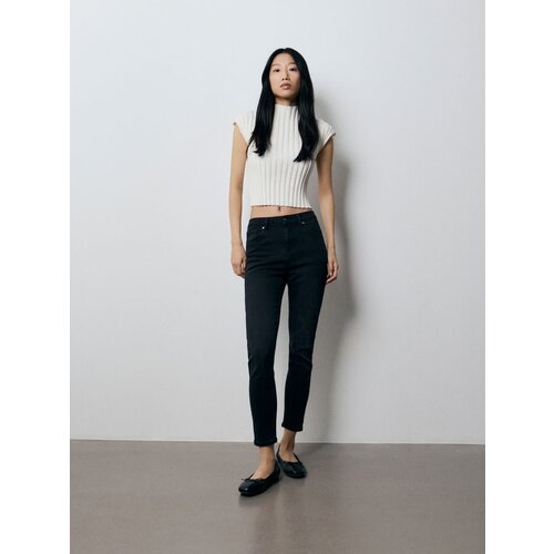 Reserved kavbojke mid rise slim - črna Cene
