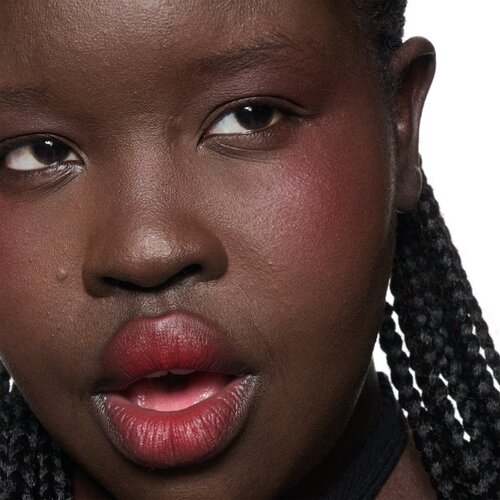 MAC Cosmetics Powder Kiss Lip + Cheek Mousse večnamensko ličilo za ustnice in lica odtenek Ruby Boo 5 ml Slike
