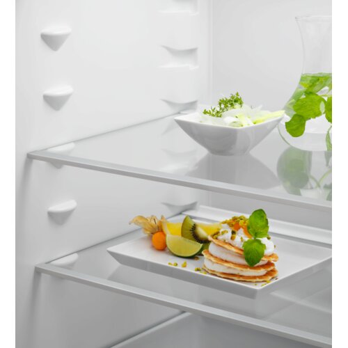 Electrolux KNA7TE75S ugradni kombinovani frižider Slike