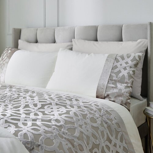 Catherine Lansfield Kremno bela/sivo-bež žametna podalj&amp;scaron;ana posteljnina za zakonsko posteljo 230x220 cm Lattice Cut &amp;ndash; Slike
