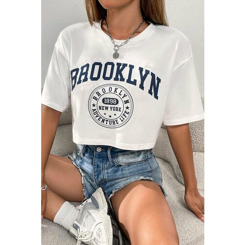 MODAGEN Women's Oversize Crop T-shirt White Brooklyn Print Cene