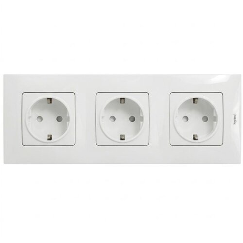 Legrand Trostruka kućna SCHUKO utičnica 250V/16A sa okvirom NILOE bela Slike