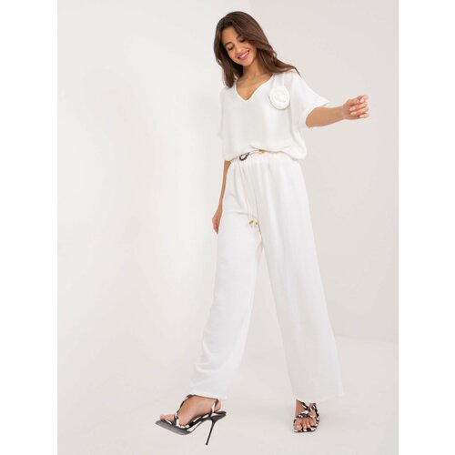 Fashion Hunters White fabric trousers with belt Slike