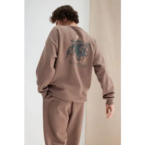 Trendyol Mink Men's More Sustainable Oversize Crew Neck Long Sleeve Back Gladiator Printed Sweatshirt.