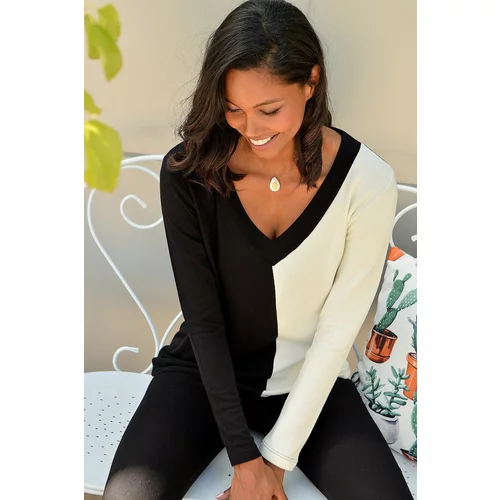 Trend Alaçatı Stili Women's Black and White V-Neck Block Knitted Blouse
