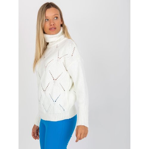 Fashion Hunters Ecru warm turtleneck sweater with an openwork RUE PARIS pattern Slike