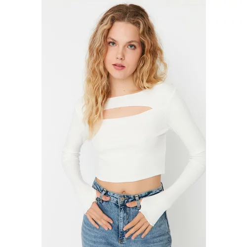 Trendyol Ecru Cut Out Detailed Crop Knitted Blouse