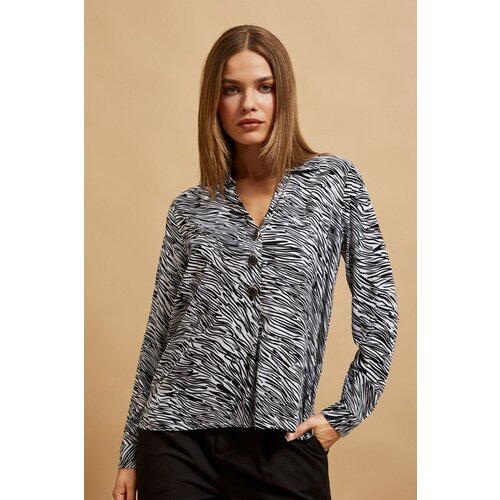 Moodo T-shirt with a V-neck. Slike