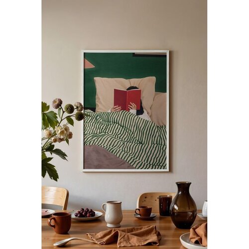 Wallxpert uramljena slika 115195, žena čita crvenu knjigu u krevetu pod zelenom prugastom posteljinom, 50 x 70 cm, beli ram Slike