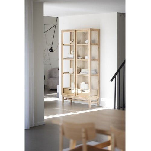 Rowico Vitrina v hrastovem dekorju z drsnimi vrati v naravni barvi 100x203 cm Hazelton &amp;ndash; Slike