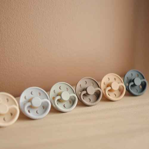 FRIGG&amp;reg; tolažilna duda moon phase natural rubber cream &amp;amp; sage Slike