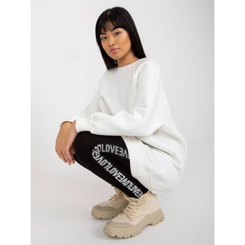 Fashion Hunters Ecru basic sweatshirt without a hood Remy Slike
