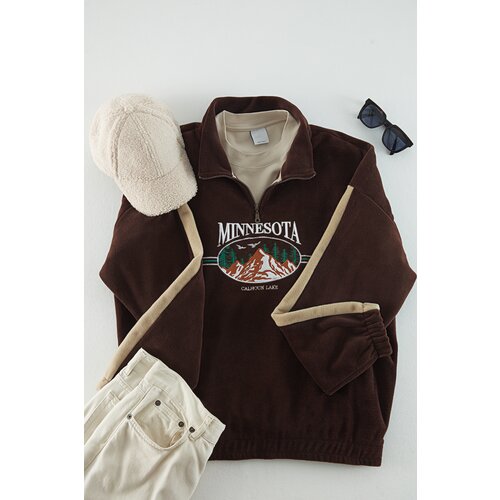 Trendyol Brown Unisex Plus Size Oversize Comfortable Standing Collar Zipper City Embroidery Fleece Sweatshirt. Cene