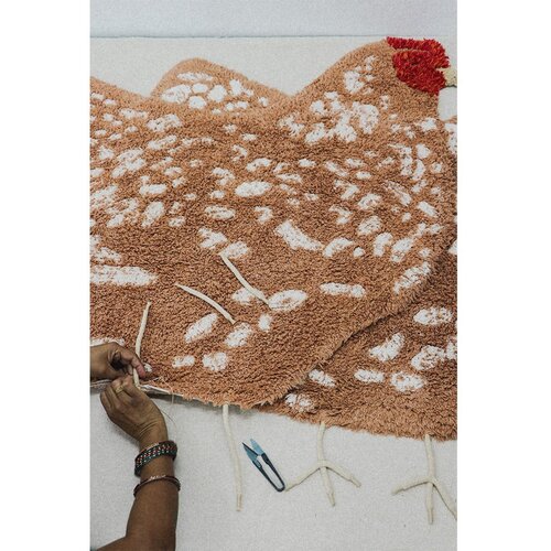 Lorena Canals Rjava pralna ročno tkana bombažna otro&amp;scaron;ka preproga 110x100 cm Chicken &amp;ndash; Slike