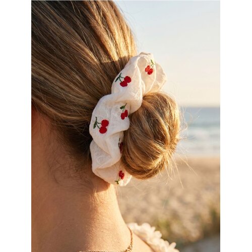 Sinsay Scrunchie gumica za kosu s motivom tre&amp;scaron;anja Slike
