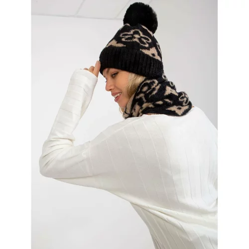 Fashion Hunters Women's black and beige winter hat with a pompom