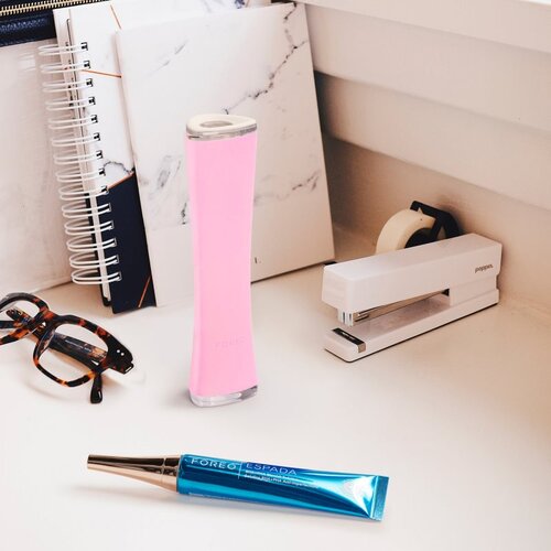 Foreo ESPADA&amp;trade; 2 pero z modro lučko za pomirjenje pojava aken Pearl Pink 1 kos Slike