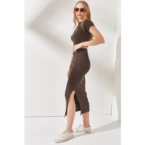 Olalook Women&amp;#039;s Bitter Brown Short Sleeved Lycra Suit with a Slit and Skirt Slike