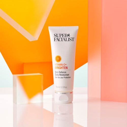 Super Facialist Vitamin C+ Brighten posvetlitvena vlažilna krema za utrujeno kožo 75 ml Slike