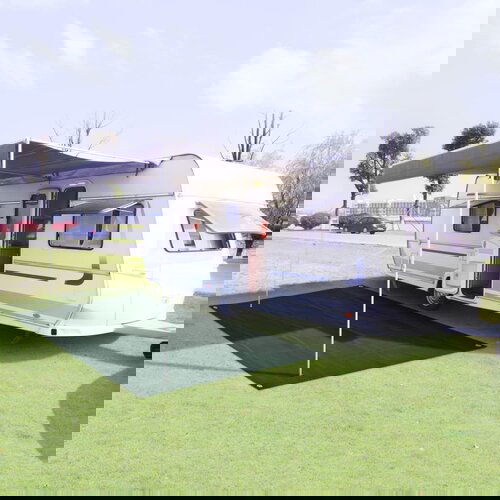 VidaXL Preproga za &amp;scaron;otor HDPE 300x600 cm zelena Slike