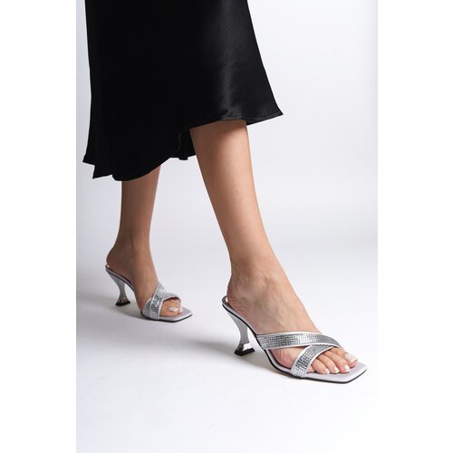 Capone Outfitters Women's Medium Heel Flat Toe Stony Slippers Cene