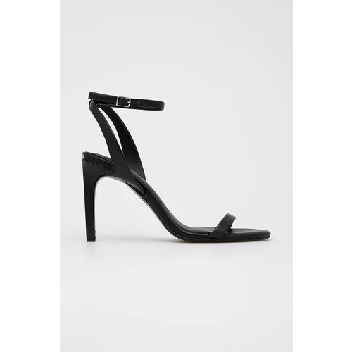 Calvin Klein Usnjeni sandali Essentia črna barva