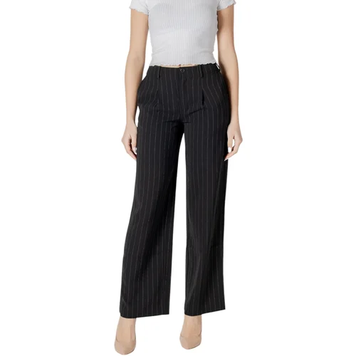 Calvin Klein Jeans Hlače Chino / Carrot SOFT CREPE PINSTRIPE J20J224261 Črna