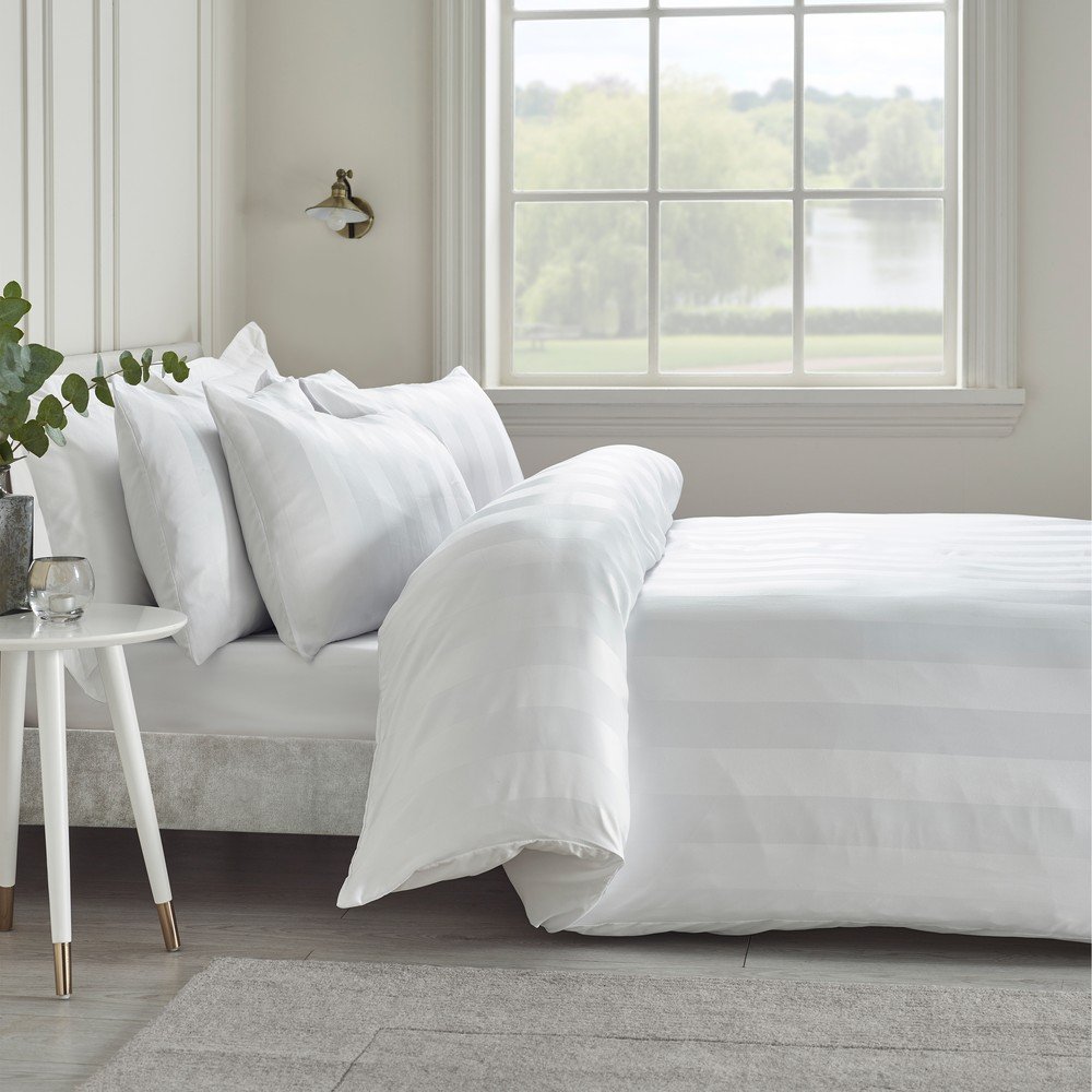 Catherine Lansfield Bela 3-delna satenasta posteljnina za zakonsko posteljo 200x200 cm So Soft Satin Stripe &amp;ndash; Slike