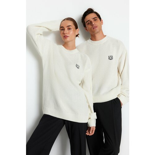 Trendyol Men's Ecru Oversize Fit Wide Fit Crew Neck Embroidered Knitwear Sweater Cene