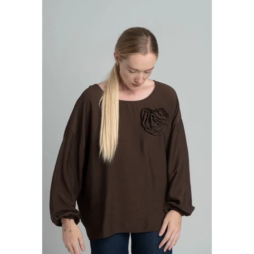 FASHION Oversized chocolate blouse with a decorative flower