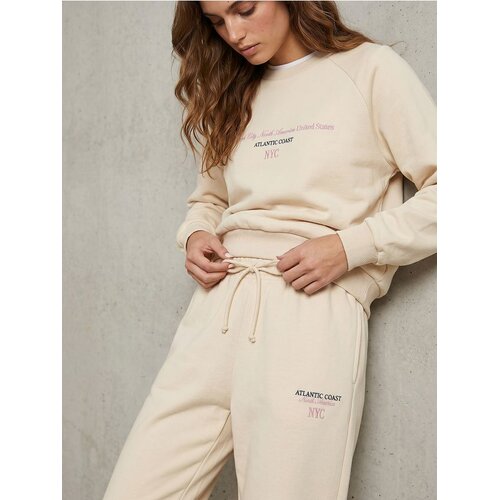 Sinsay Regular jogger fleece hlače s izvezenim natpisom NYC Cijene