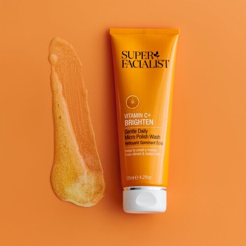 Super Facialist Vitamin C+ Brighten posvetlitveni piling za obraz, vrat in dekolte 125 ml Slike