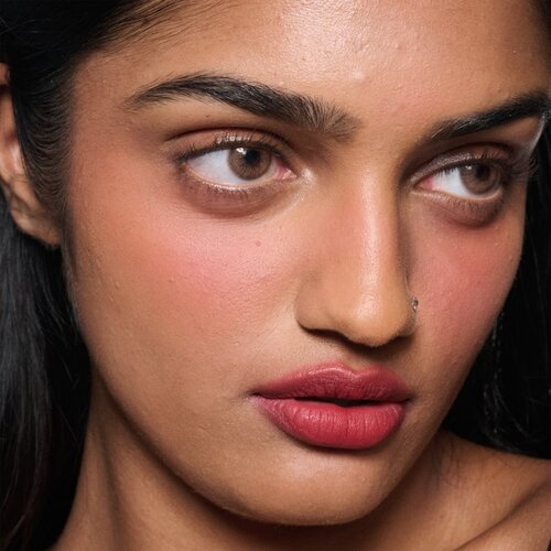 MAC Cosmetics Powder Kiss Lip + Cheek Mousse večnamensko ličilo za ustnice in lica odtenek Ruby Boo 5 ml Slike