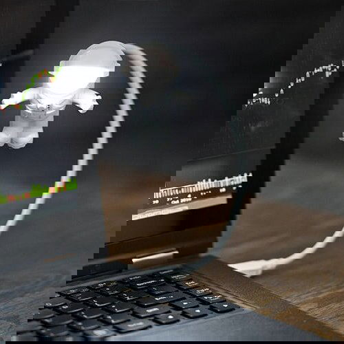  USB svetilka z malim astronavtom Cene