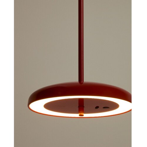 Kave Home Rdeča LED zatemnitvena stropna svetilka s kovinskim senčilom &amp;oslash; 16 cm Porte &amp;ndash; Slike