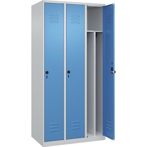 C+P Garderobna omara Classic PLUS, 3 deli, svetlo sive / svetlo modre barve, Š 900 mm, talni drsniki, vrtljiv zapah, sredinska predelna stena Cene