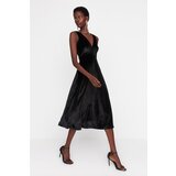 Trendyol Black V-Neck Velvet Midi Dress  cene
